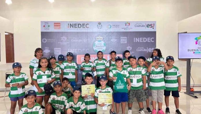 Reconocen a niños de curso
