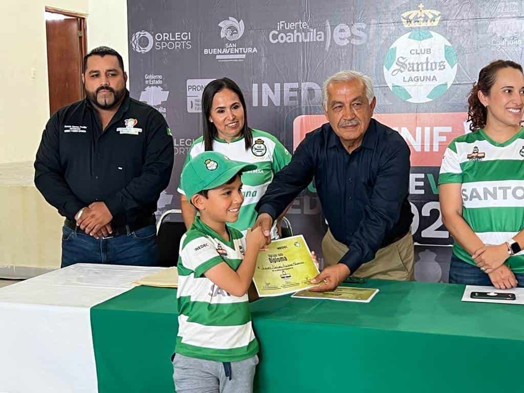 Reconocen a niños de curso