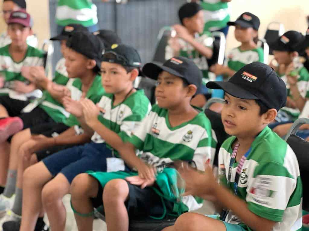 Reconocen a niños de curso