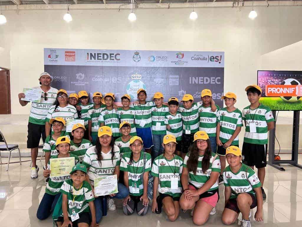Reconocen a niños de curso