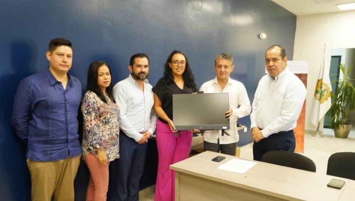 Entregan equipo cómputo en Acuña