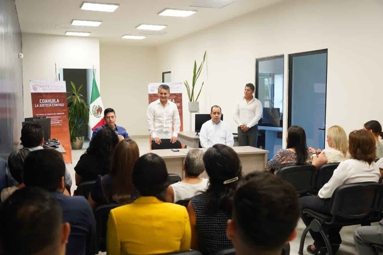 Entregan equipo cómputo en Acuña