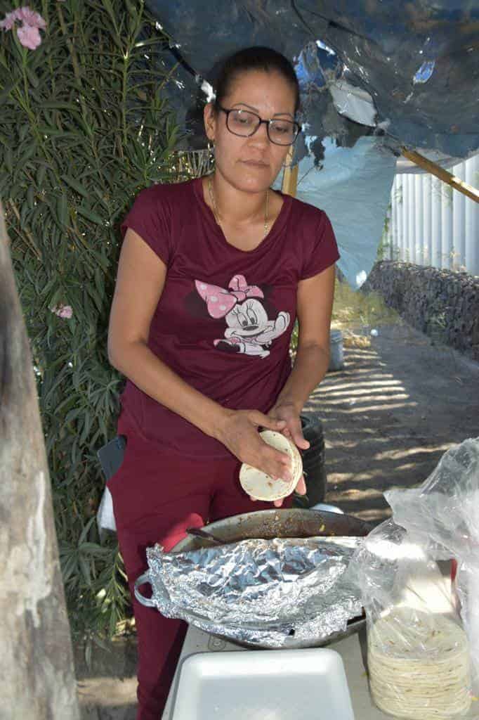 Llevan comida en solidaridad a empleados de AHMSA que realizan bloqueos