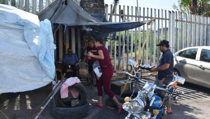 Llevan comida en solidaridad a empleados de AHMSA que realizan bloqueos
