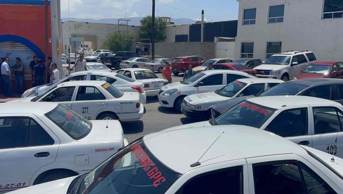 Protestan taxistas