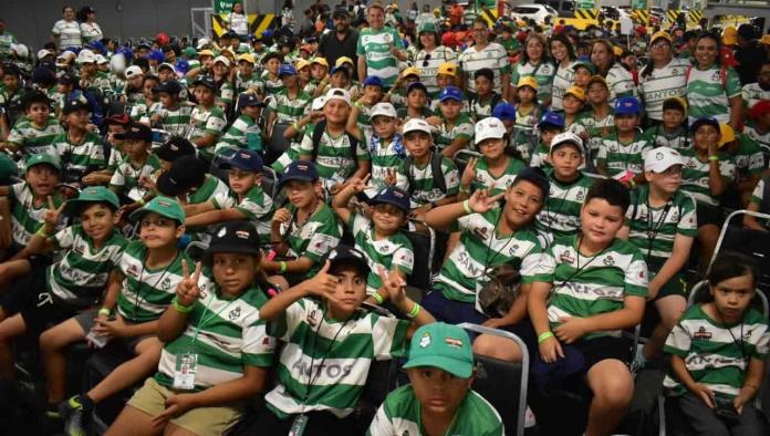 Acompaña Hugo a niños y a niñas