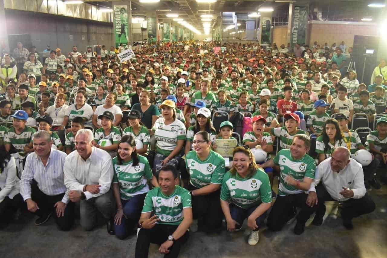 Acompaña Hugo a niños y a niñas