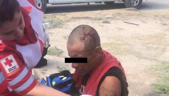 Le abre la cabeza con un machetazo; lo atacaron 4 sujetos 