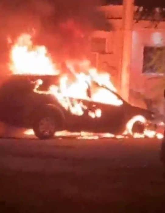Incendia troca y sale huyendo