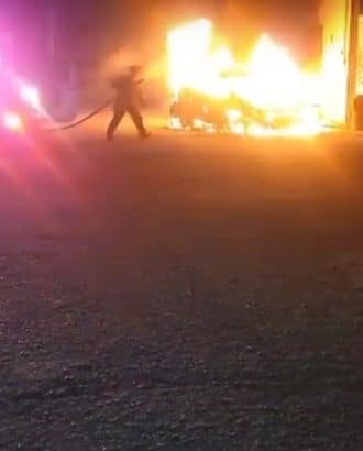 Incendia troca y sale huyendo