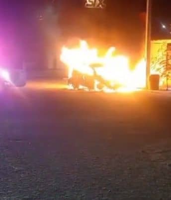 Incendia troca y sale huyendo