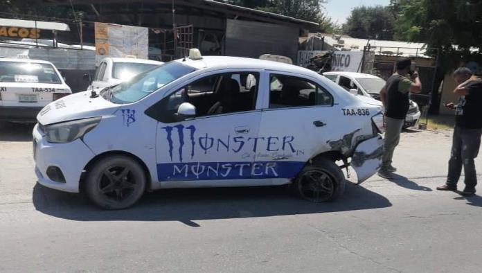 Choca a taxista por pasarse alto