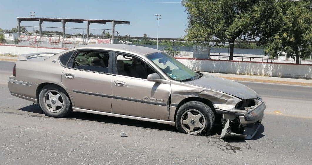 Choca a taxista por pasarse alto