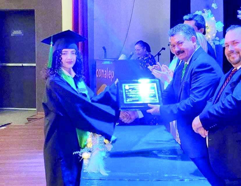 Se gradúan 90 en el Conalep