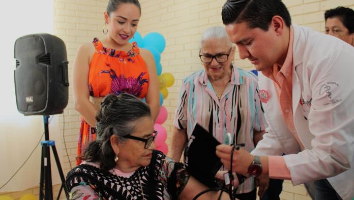 Atiende DIF Allende a adultos mayores 