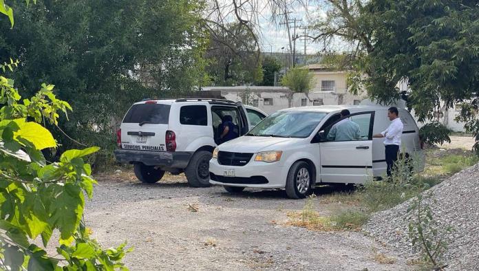 Encuentran cadáver en descomposición frente al IMSS