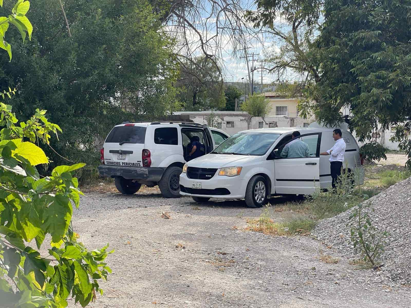 Encuentran cadáver en descomposición frente al IMSS