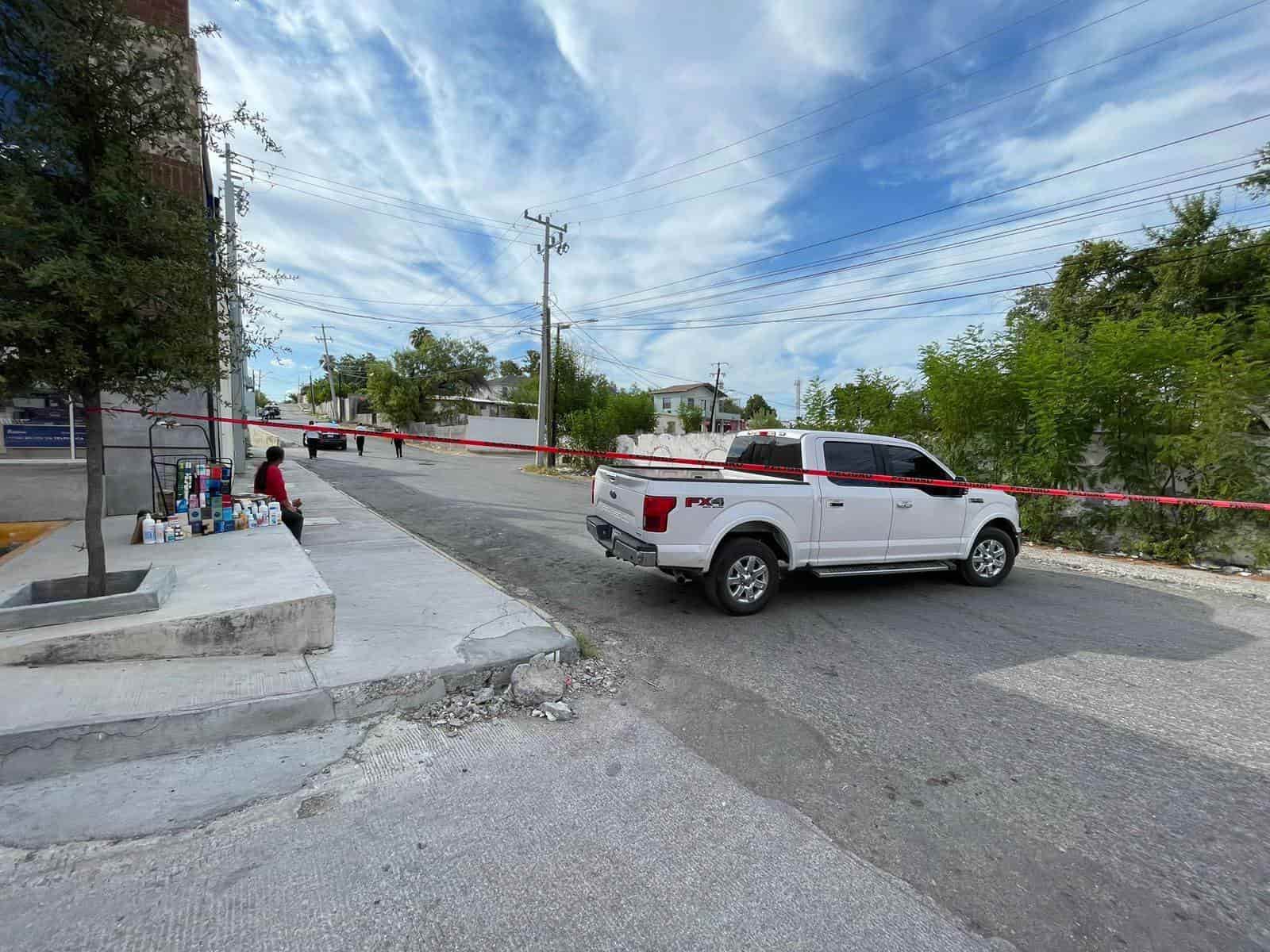 Encuentran cadáver en descomposición frente al IMSS