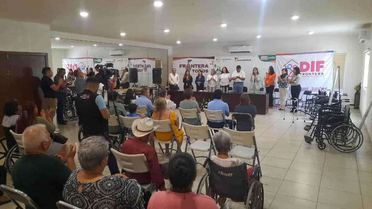 Dona OXXO a DIF sillas de ruedas Dona OXXO a DIF sillas de ruedas