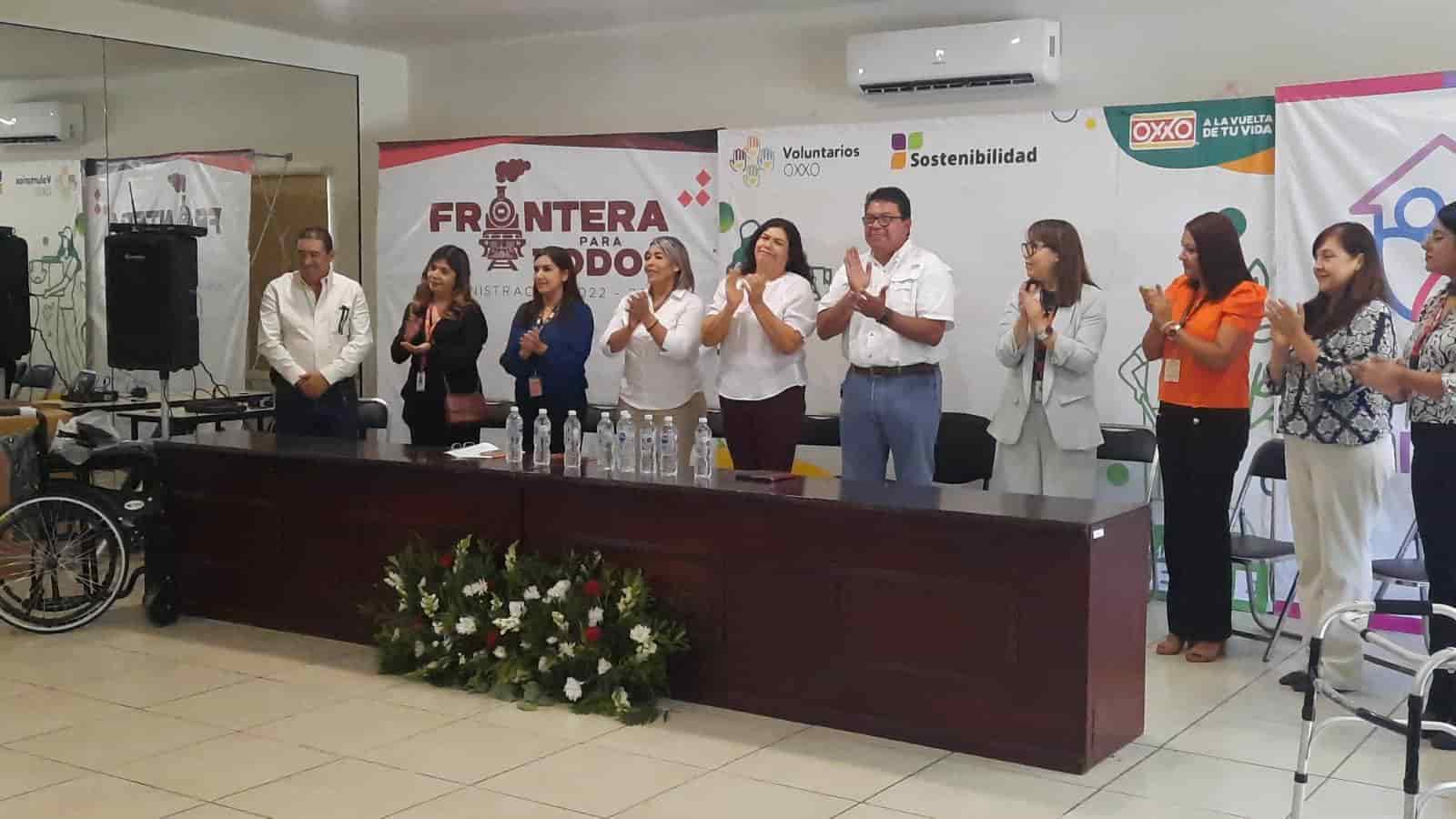 Dona OXXO a DIF sillas de ruedas