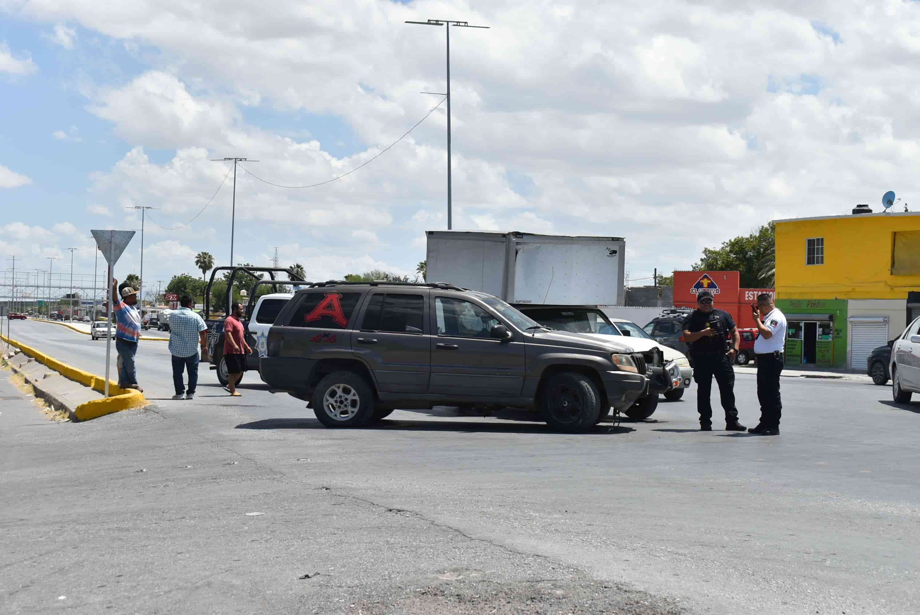 Se le ‘mete’ a camioneta