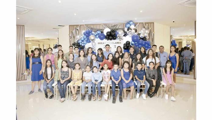 Entrega SIKA becas escolares