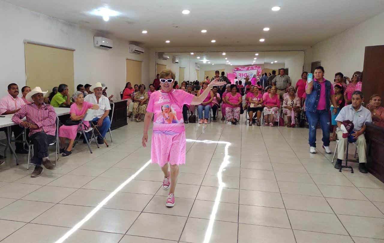 Realizan pasarela de Barbies y Kens