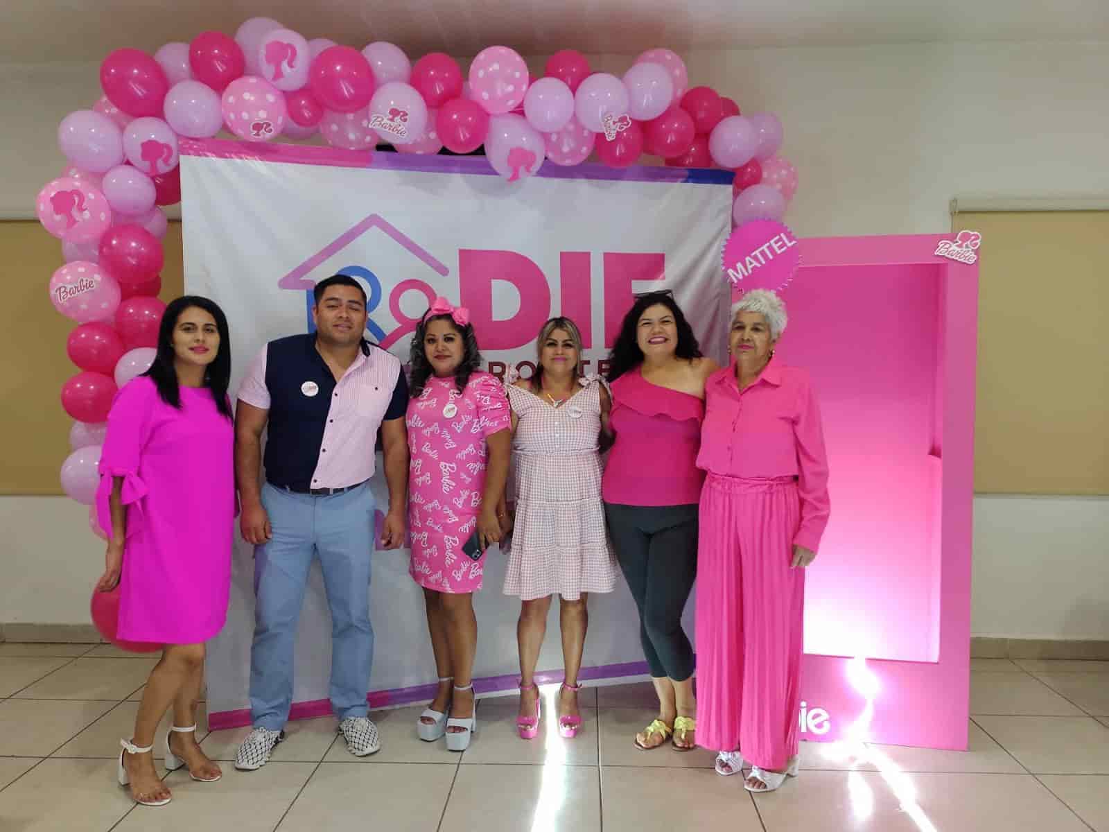 Realizan pasarela de Barbies y Kens