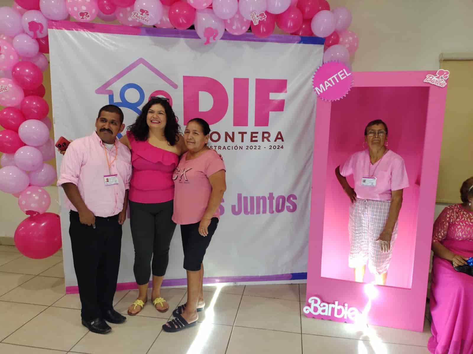 Realizan pasarela de Barbies y Kens