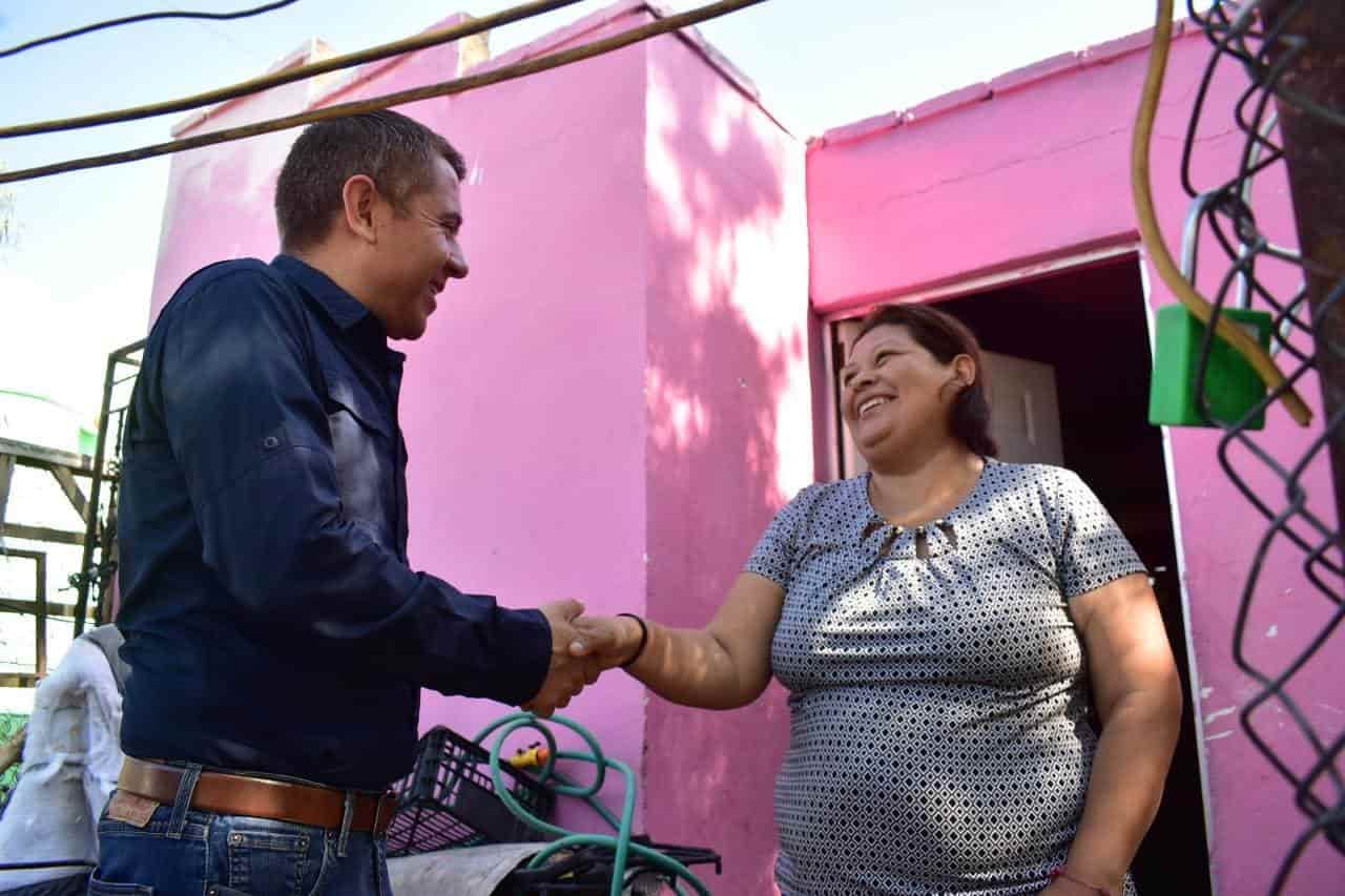 Regala abanicos Hugo a familias