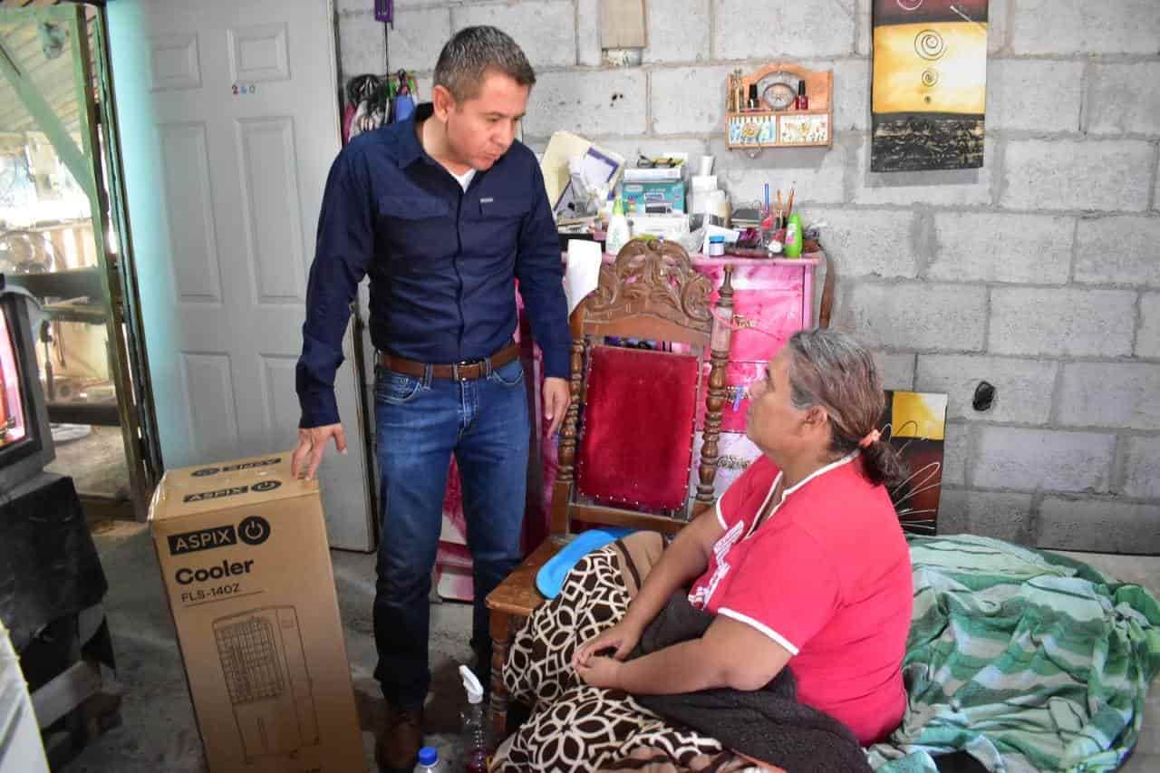 Regala abanicos Hugo a familias