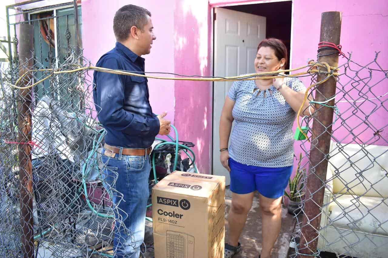 Regala abanicos Hugo a familias