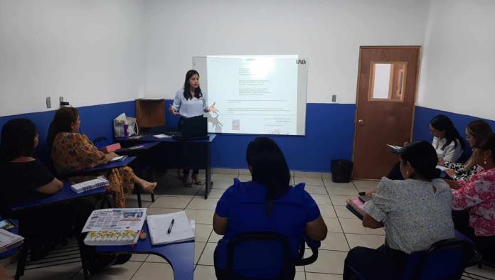 Docentes inician cursos antes del regreso a clases