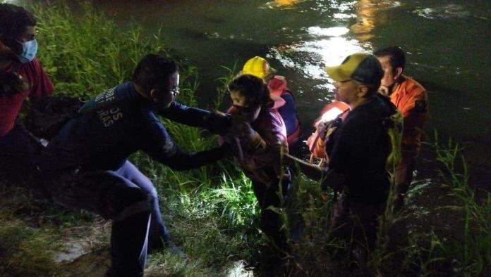 Rescatan del Bravo a madre y su bebé
