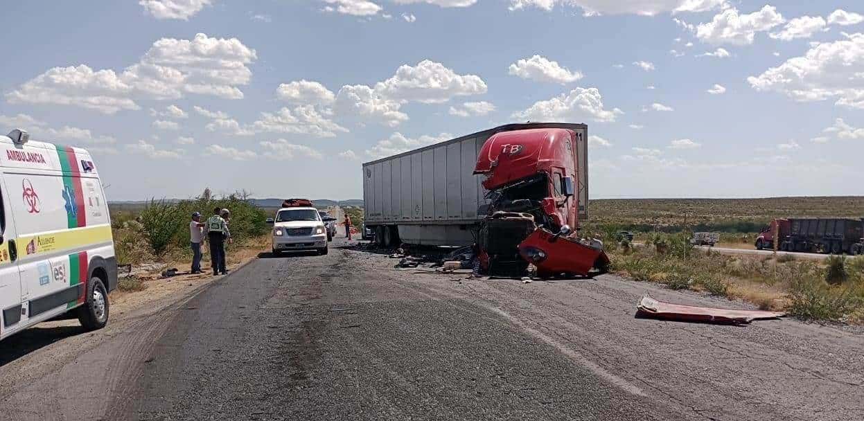 Chocan trailers en autopista Premier