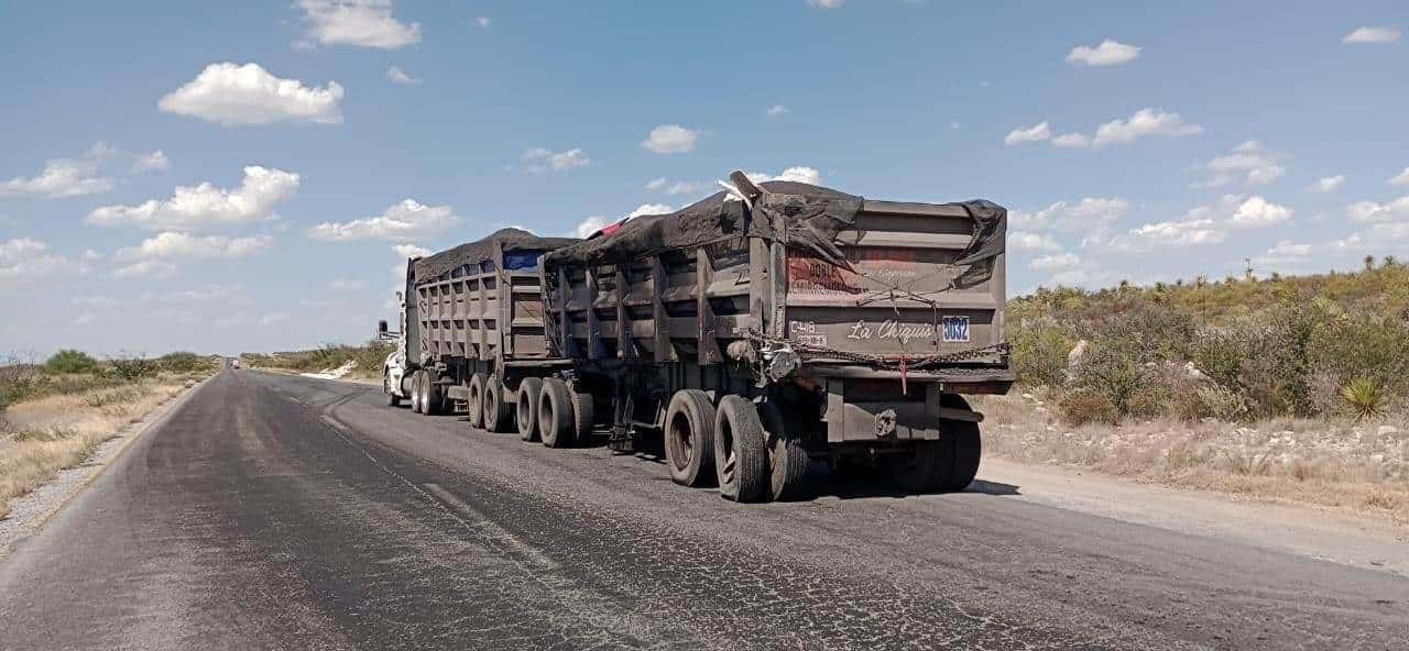 Chocan trailers en autopista Premier