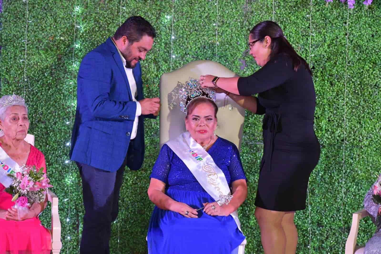 Coronan a reina del adulto mayor 