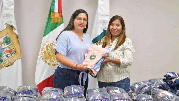 Dotan de uniformes a trabajadores de Nava 