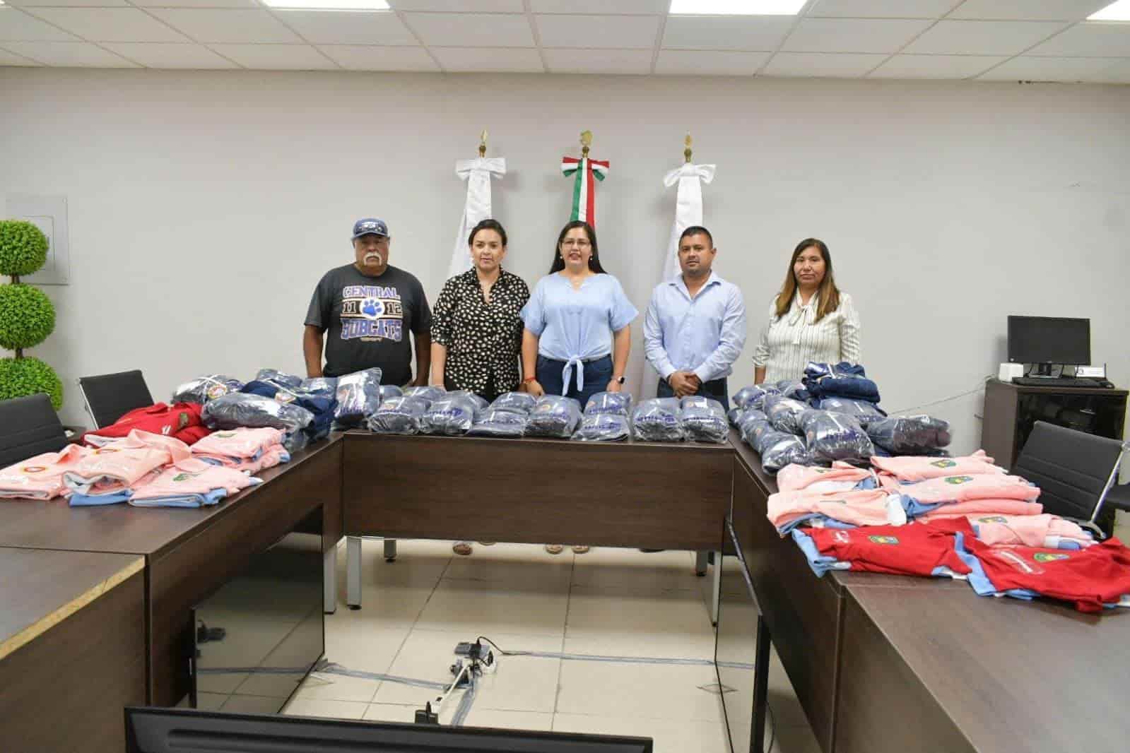 Dotan de uniformes a trabajadores de Nava 