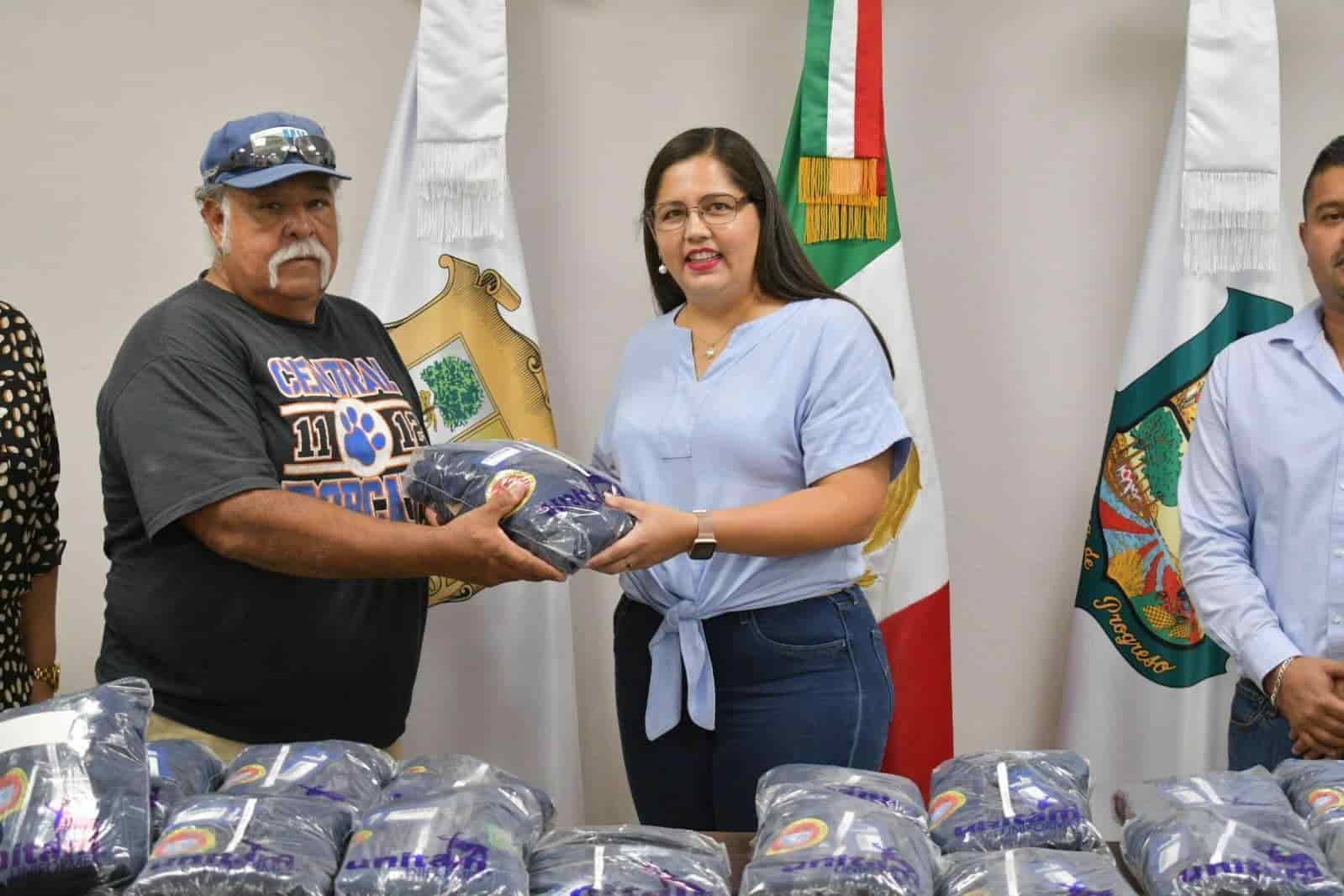 Dotan de uniformes a trabajadores de Nava 