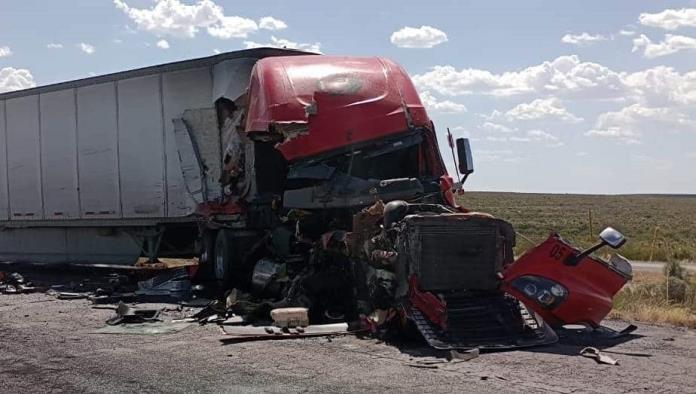 Colisionan camioneros en la autopista premier