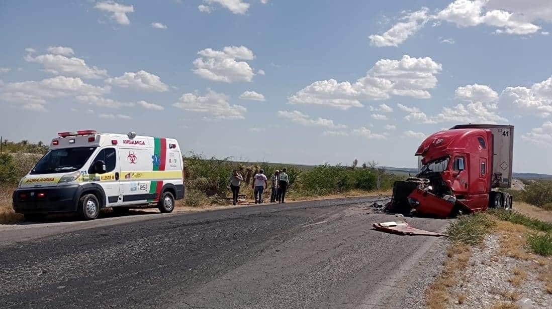 Colisionan camioneros en la autopista premier