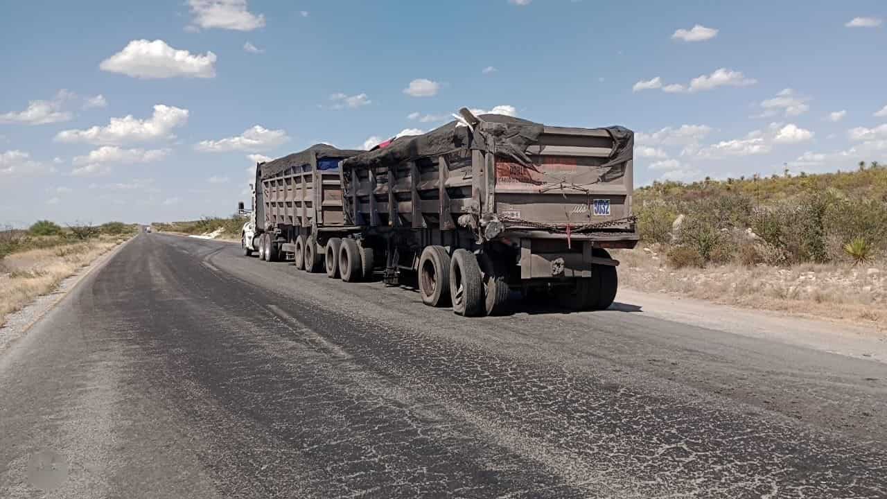 Colisionan camioneros en la autopista premier