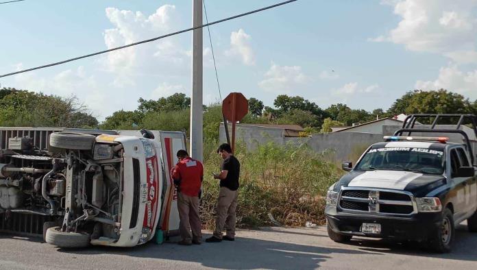 Vuelca camión repartidor de botanas en Nava