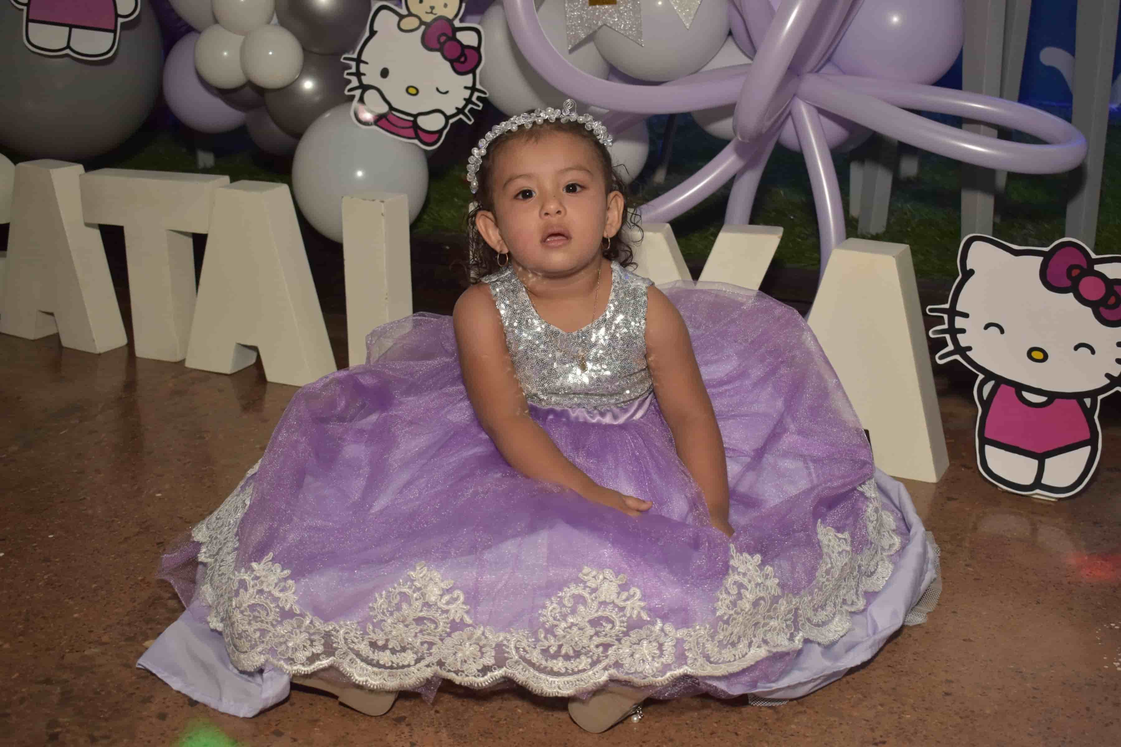 Cataleya Jaqueline apaga 2 velitas Cataleya Jaqueline apaga 2 velitas
