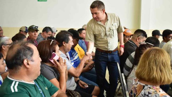 Atiende Hugo a obreros de Altos Hornos