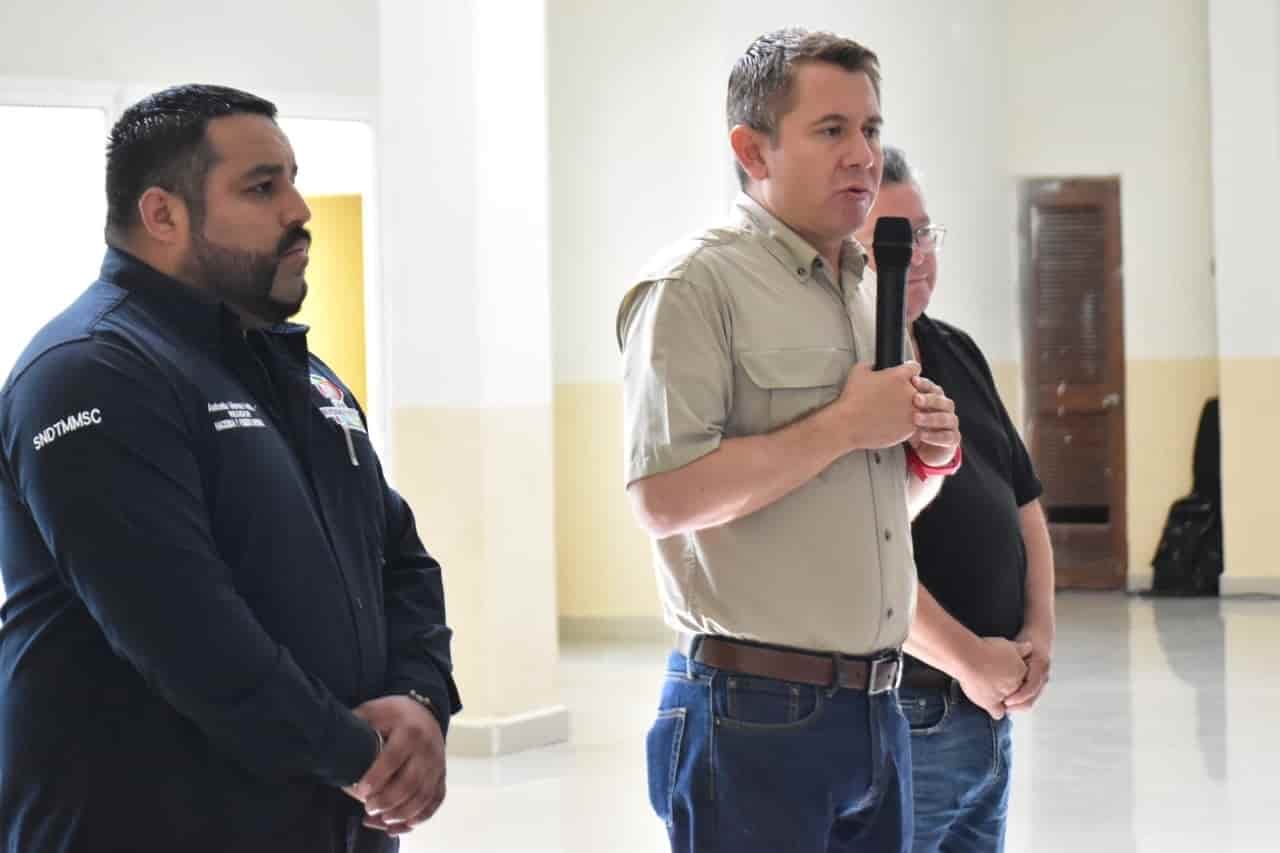 Atiende Hugo a obreros de Altos Hornos