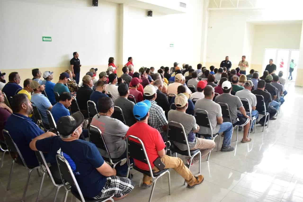 Atiende Hugo a obreros de Altos Hornos