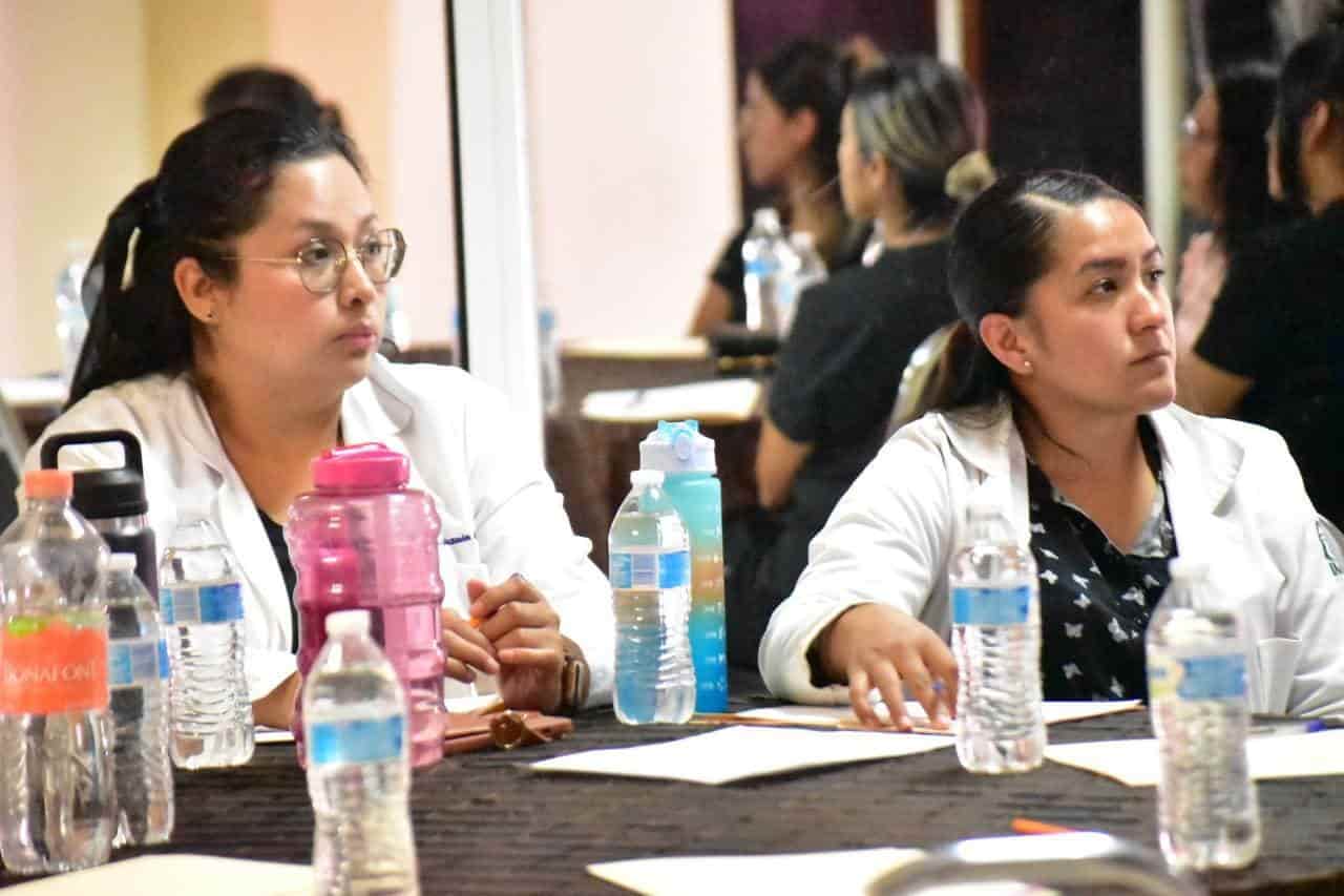 Capacita salud a personal médico