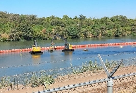 Reposicionan muro de boyas por invadir territorio mexicano 
